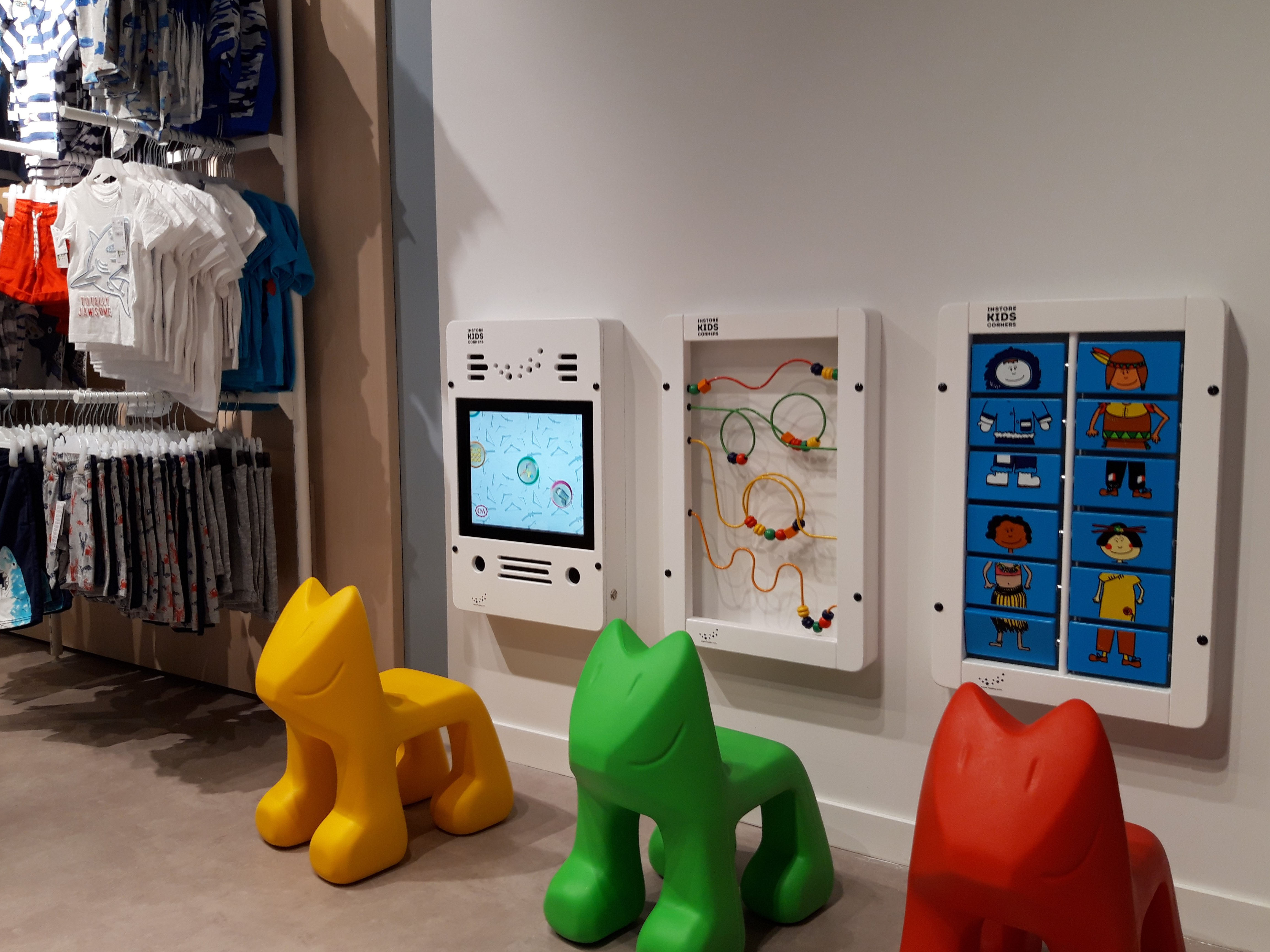 Angolo giochi IKC per bambini presso il negozio di abbigliamento C&A