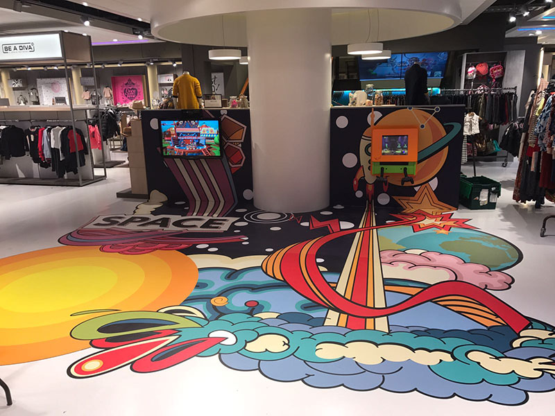 Angolo giochi a tema spaziale IKC per bambini nel negozio di abbigliamento Houtbrox a Veghel, Paesi Bassi