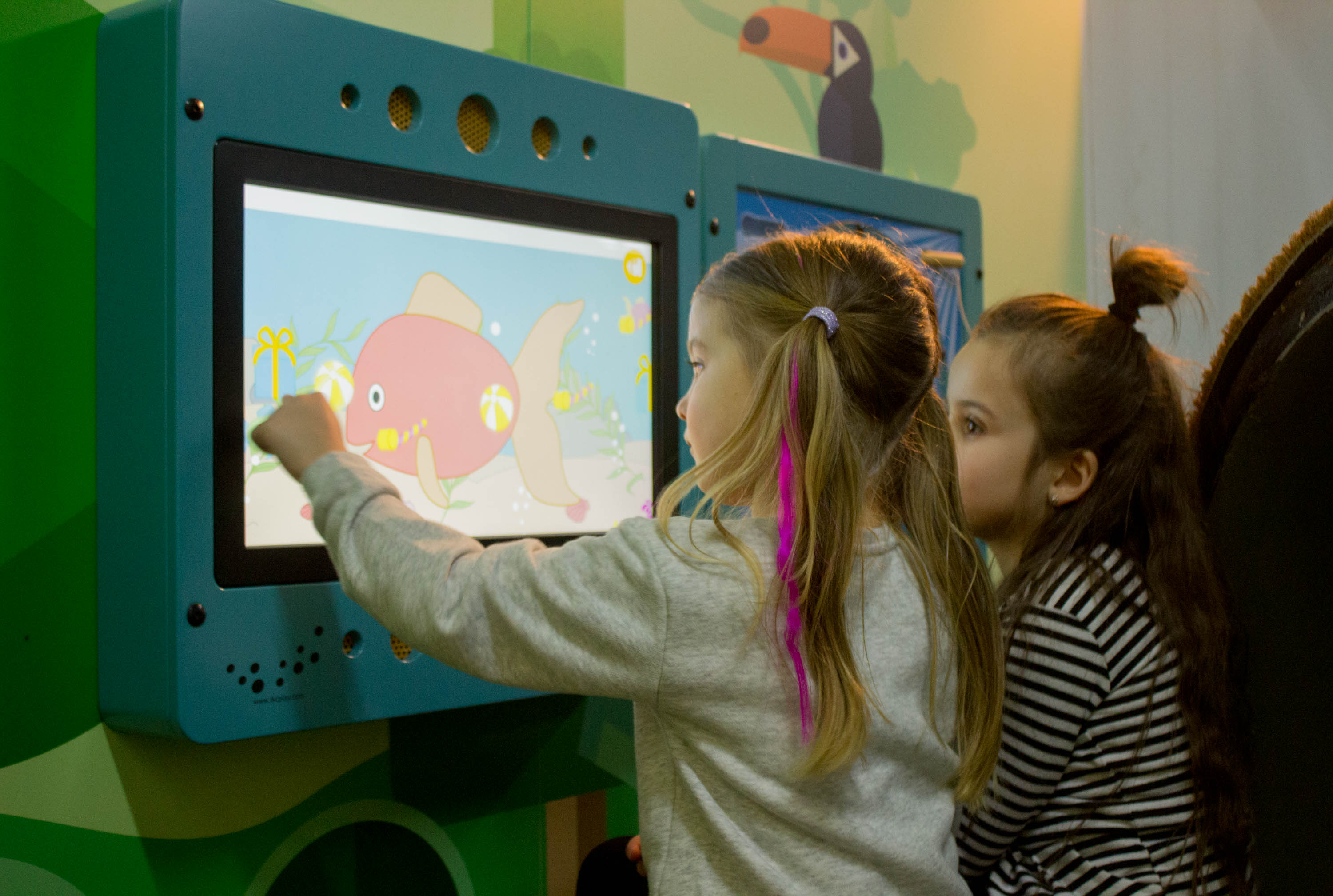 due bambini che giocano con i sistemi di gioco interattivo di IKC due bambini che giocano con i sistemi di gioco interattivo di IKC