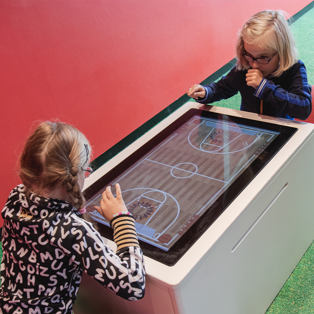 Quest'imagine mostra sistema di gioco interattivi Delta 32 inch touchtable