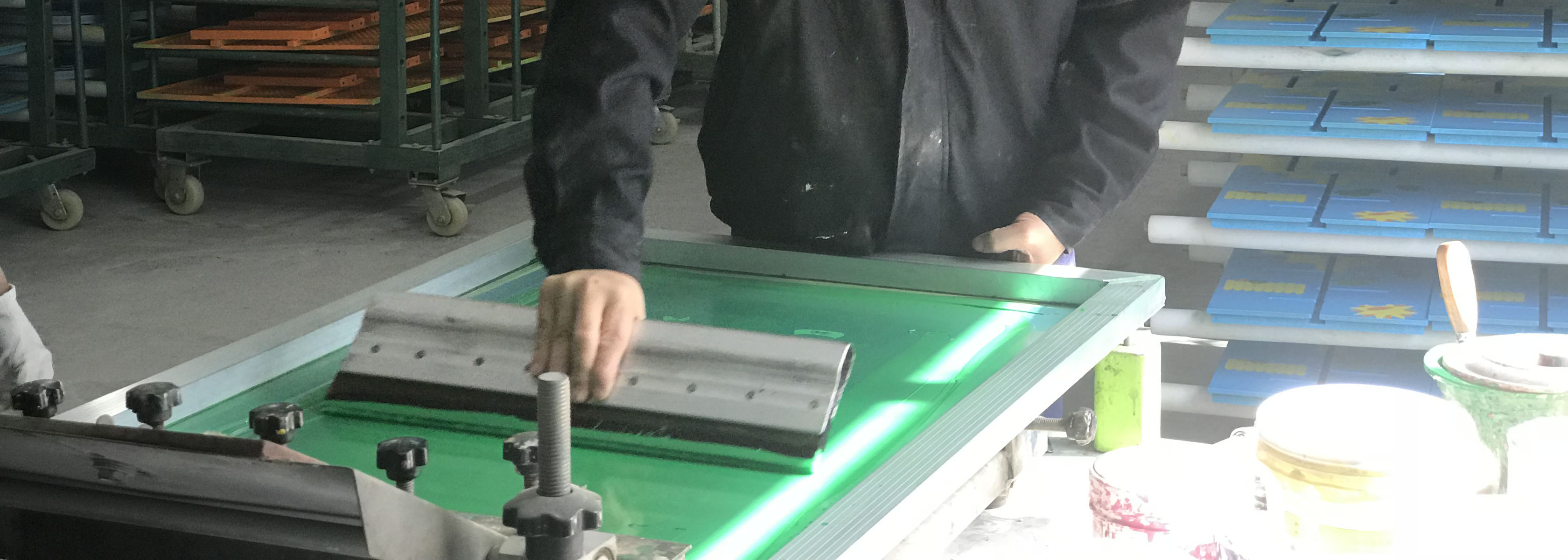 Qui si esegue la serigrafia per i nostri moduli a muro Qui si esegue la serigrafia per i nostri moduli a muro
