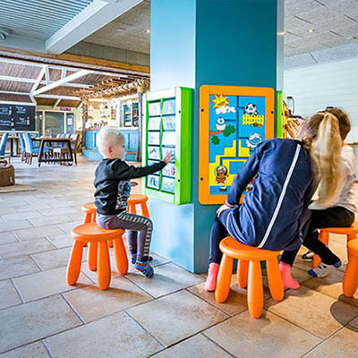 i bambini giocano nell'angolo giochi del ristorante mentre i genitori possono mangiare i bambini giocano nell'angolo giochi del ristorante mentre i genitori possono mangiare