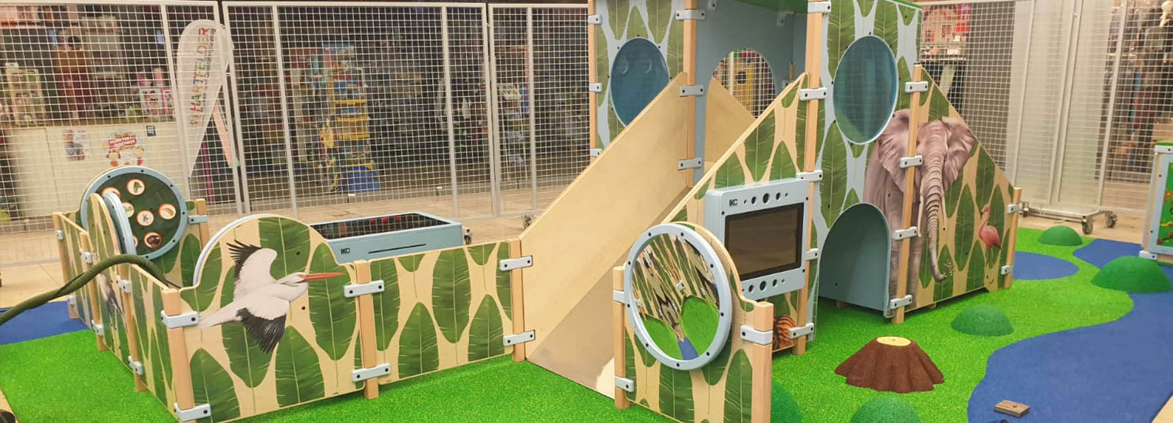 On this image you see a kids' corner with a playhouse and wall games