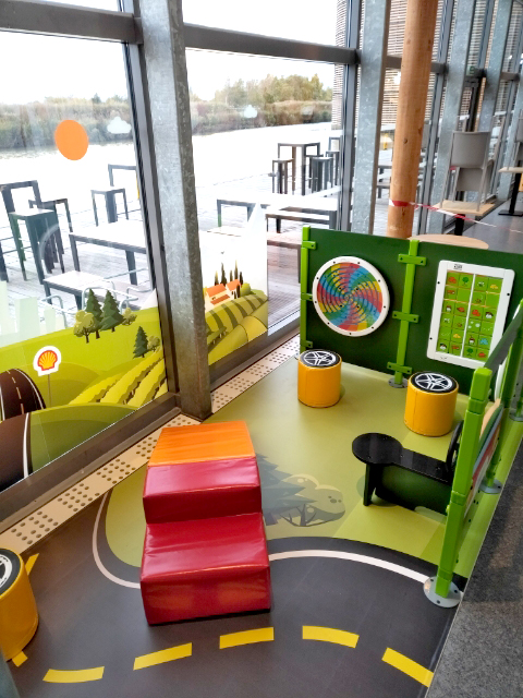 Un'area giochi per bambini nelle stazioni di servizio Shell in Francia