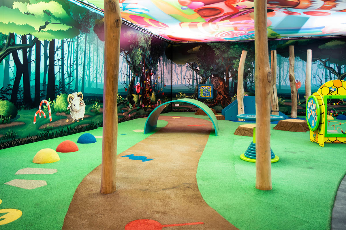 Binnenspeeltuin met kinderhoek Binnenspeeltuin met kinderhoek