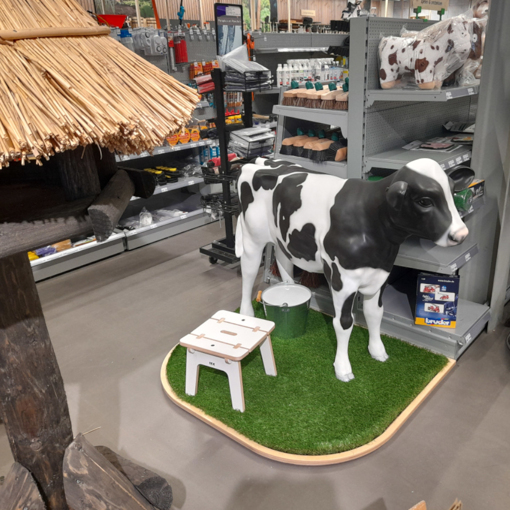erba artificiale con una mucca interattiva per Welkoop