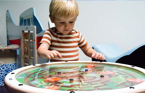 IKC Arctic Collection - Swinging Top Maze con un bambino che gioca in un angolo per bambini