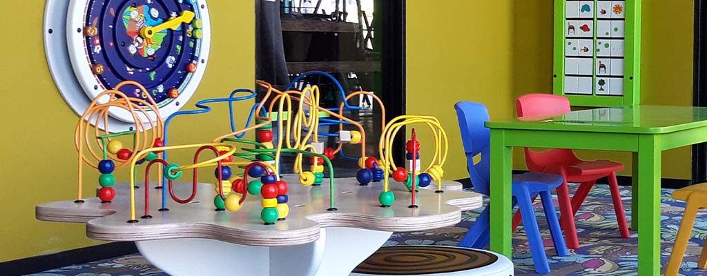 un tavolo di perline con cui i bambini possono divertirsi per ore un tavolo di perline con cui i bambini possono divertirsi per ore