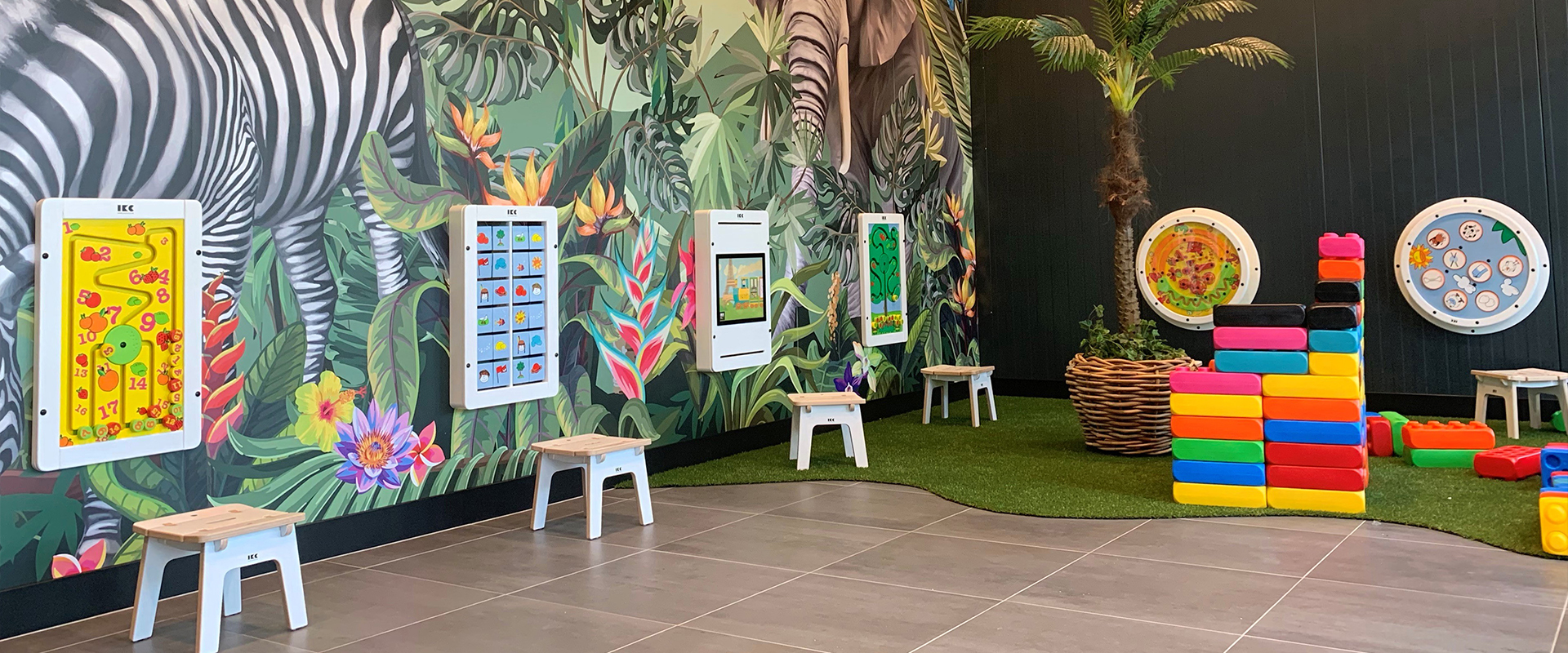 IKC | Centro giardino con rivestimento murale e vari giochi