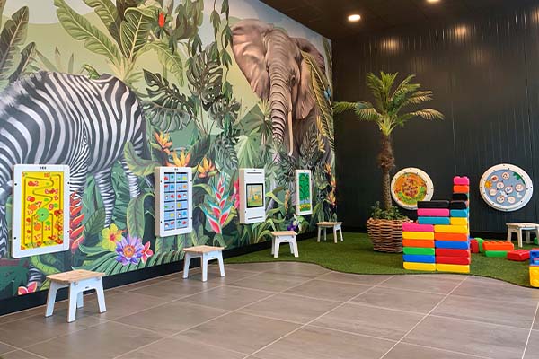 IKC | angolo per bambini nel Garden Centre Vechtweelde con rivestimento murale IKC | angolo per bambini nel Garden Centre Vechtweelde con rivestimento murale